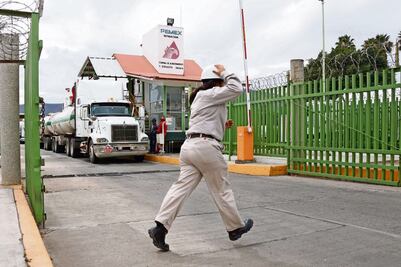 Pemex restablece en octubre refinación y producción