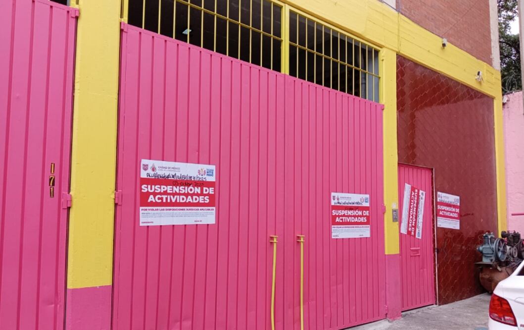 La tarde del viernes, el evento fue suspendido por autoridades de la alcaldía Cuauhtémoc, quienes colocaron sellos en los portones del edificio de cuatro niveles. Foto: especial