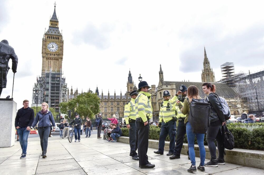 Policías vigilaban ayer las calles de Londres, como medida de seguridad, tras el atentado registrado el viernes en la estación Parsons Green del Metro (STEPHEN CHUNG. XINHUA)