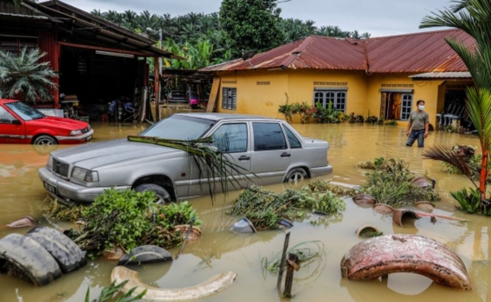 Al menos 7 muertos y más de 51 mil evacuados por "inusuales" inundaciones en Malasia