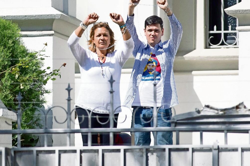 El diputado Rosmit Mantilla y Rosa Orozco, madre de una joven asesinada durante las marchas antigubernamentales de 2014 (MIGUEL GUTIÉRREZ. EFE)