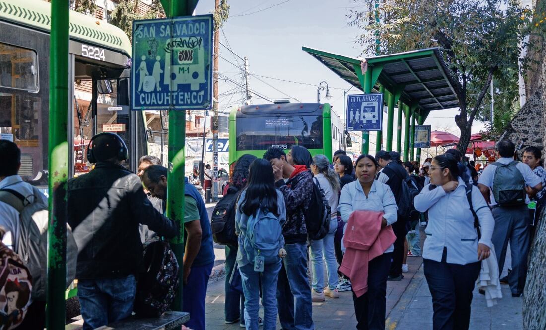 Desde las 5 de la mañana comienzan a crearse largas filas de personas para abordar un camión que los lleve hacia Xochimilco, Tláhuac o Tasqueña, con tiempos de 45 minutos hasta dos horas como mínimo. Foto: Yaretzy M. Osnaya / EL UNIVERSAL