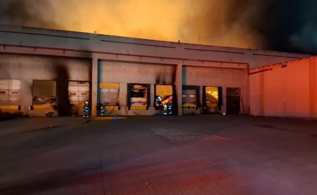 Incendio consume empresa de colchones en Cuautitlán Izcalli. Foto: especial