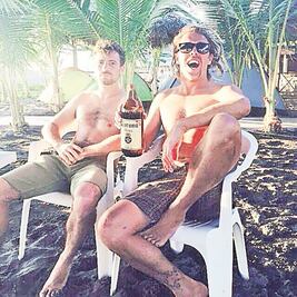 Entregan restos de surfistas australianos