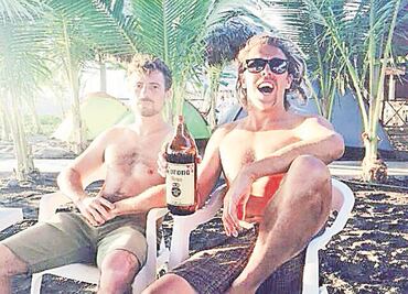 Entregan restos de surfistas australianos