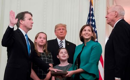 Kavanaugh jura como nuevo miembro de la Corte Suprema frente a Trump