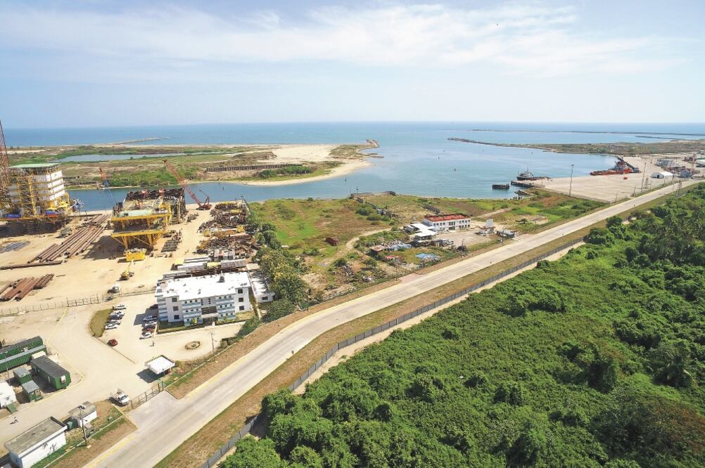 No interrumpir el flujo de los cuerpos de agua, así como un programa de rescate y reubicación de la flora y fauna, son algunas condiciones que interpuso la ASEA a Pemex para construir la refinería en Dos Bocas. Foto/ARCHIVO EL UNIVERSAL