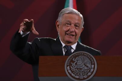 AMLO rechaza propuesta de Xóchitl Gálvez de que trabajadores paguen seguro privado; buscan desaparecer ISSSTE e IMSS, acusa