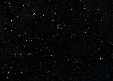 La gravedad causa que el Universo se vea igual en todas partes