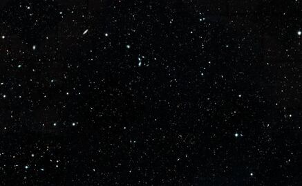 La gravedad causa que el Universo se vea igual en todas partes