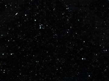 La gravedad causa que el Universo se vea igual en todas partes