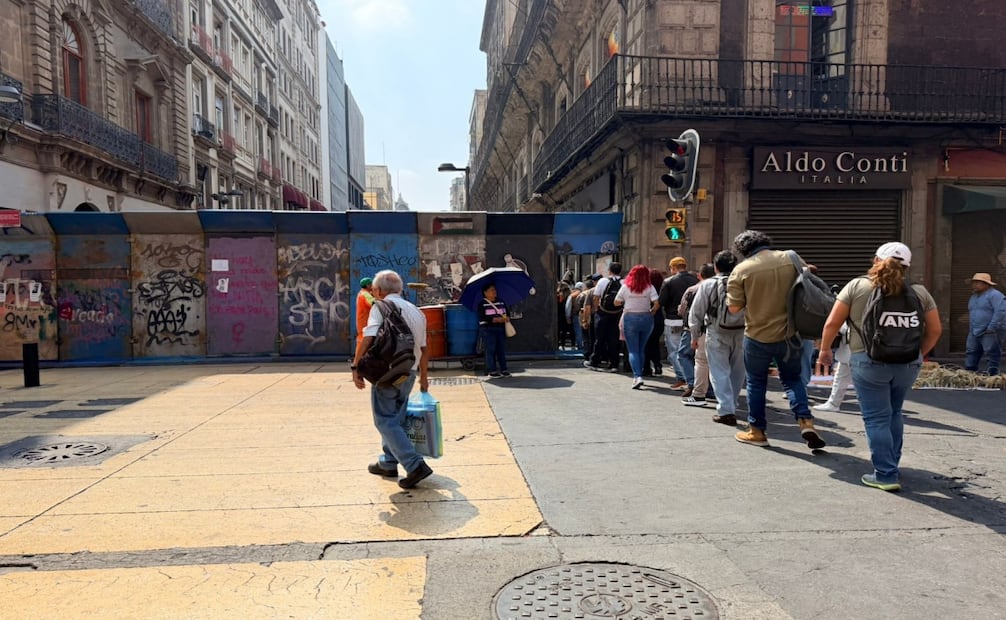 Retiran vallas en Madero tras protestas de comerciantes. Foto: Arturo Ordaz Díaz