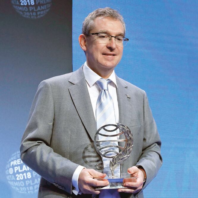 Santiago Posteguillo recibió el galardón en una gala celebrada en el Palacio de Congresos de Barcelona. ANDREU DALMAU. EFE