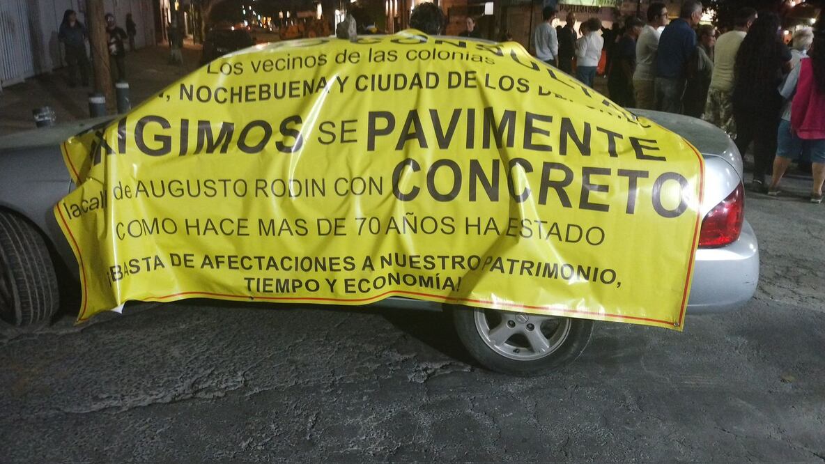 Vecinos de la alcaldía Benito Juárez bloquean avenida de los Insurgentes por obras de repavimentación sin terminar. Foto Especial