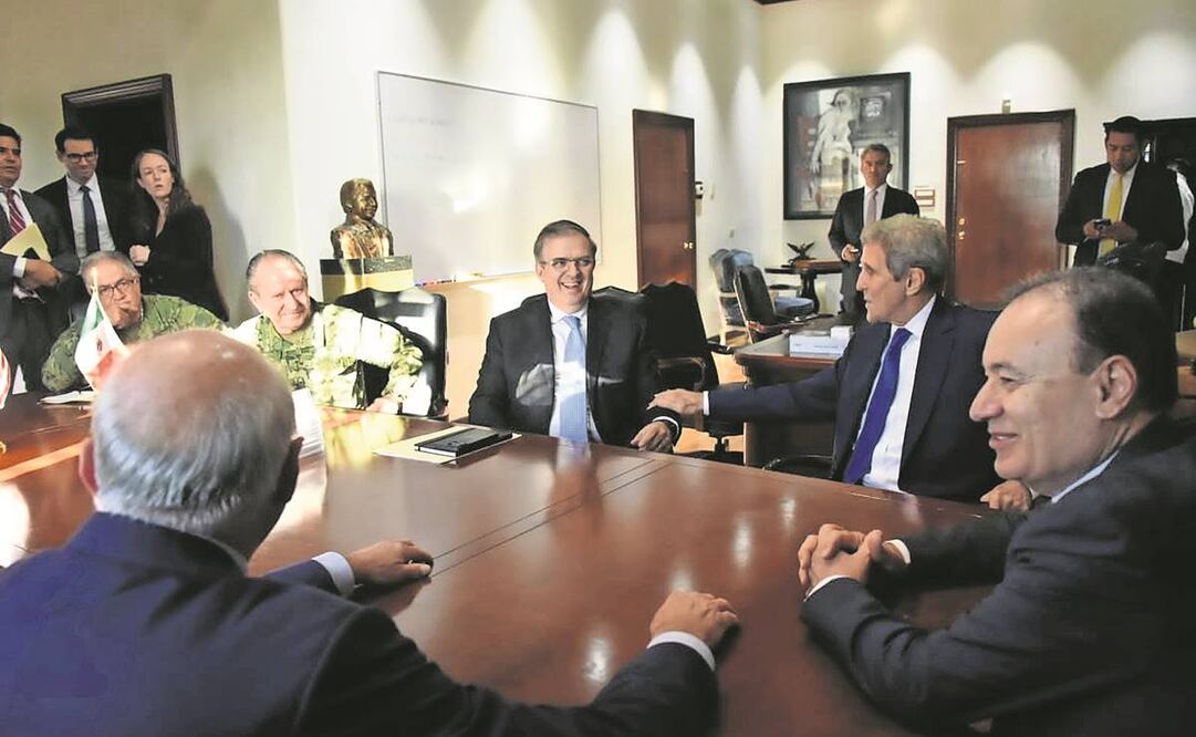El secretario Marcelo Ebrard y John Kerry (centro), durante su encuentro en Sonora. Foto: Presidencia