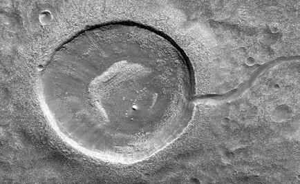 La NASA difunde imagen de cráter con forma de renacuajo en Marte