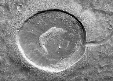 La NASA difunde imagen de cráter con forma de renacuajo en Marte