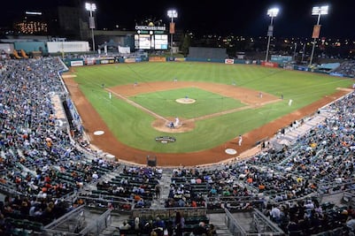Hombre muere comiendo tacos en estadio de beisbol