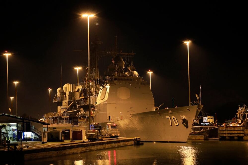 El buque USS Lake Erie (CG-70), en medio del despliegue militar de Estados Unidos en el Caribe, en su transito por las esclusas de Pedro Miguel en el Canal de Panamá este viernes, en Ciudad de Panamá. Foto: EFE