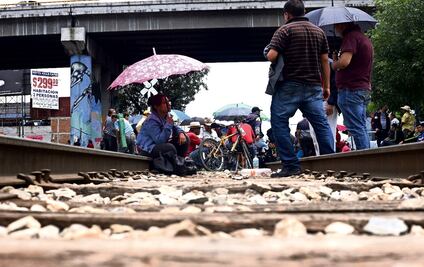 Maestros y normalistas mantienen bloqueo a vías del tren en Uruapan