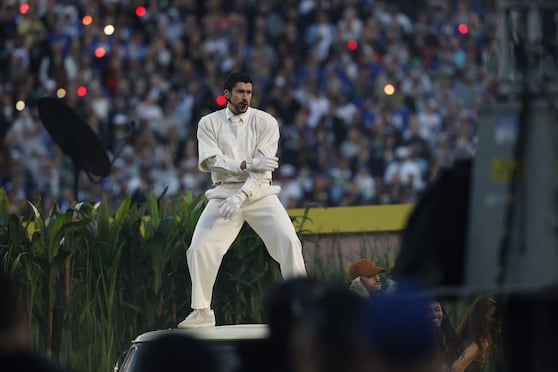 Benito desató toda clase de reacciones tras participar en el medio tiempo del Super Bowl. Foto: AP
