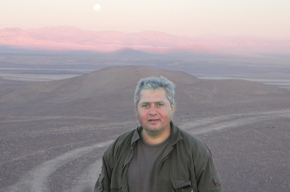 El científico de la Universidad Nacional en el desierto de Atacama, en Chile (CORTESÍA DOCTOR NAVARRO GONZÁLEZ)