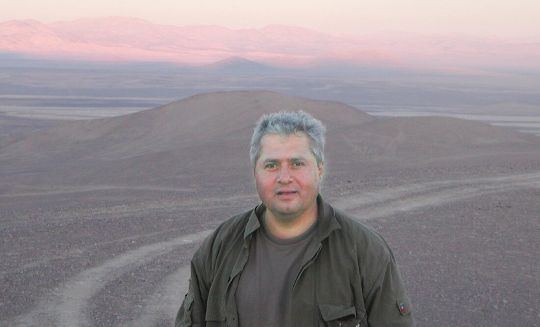 El científico de la Universidad Nacional en el desierto de Atacama, en Chile (CORTESÍA DOCTOR NAVARRO GONZÁLEZ)