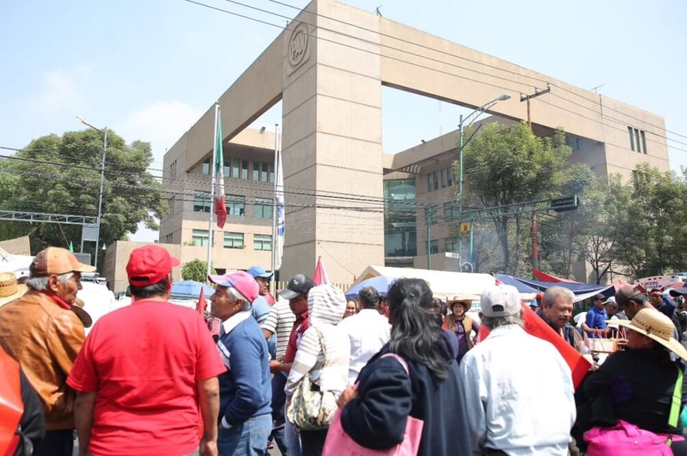 Se manifiestan campesinos en sede nacional del PAN