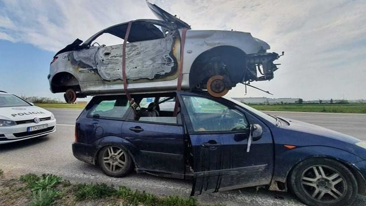 Detienen a conductor por llevar un coche arriba de su coche