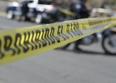 Magisterio, comuneros y normalistas, queman una patrulla y una camioneta escolar en Michoacán