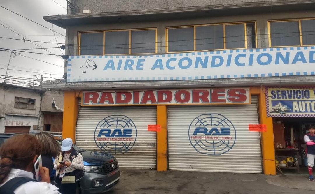 Autoridades locales de Nezahualcóyotl suspenden 5 negocios por vertido de diésel y aceite al drenaje. Foto: Emilio Fernández