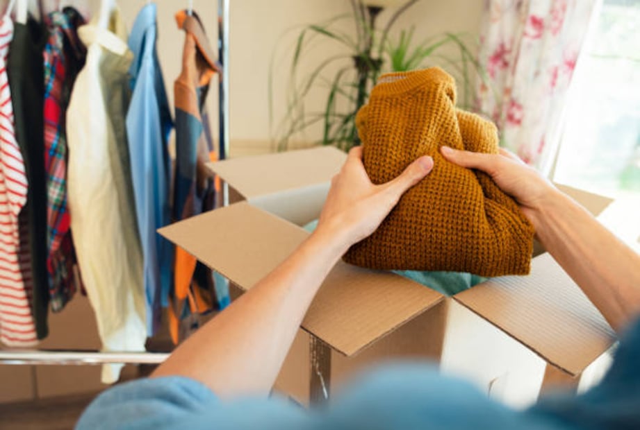 Guarda tus accesorios de invierno en cajas de plástico, tela o cartón, dependiendo del material de la tela de las prendas. Foto: Unsplash