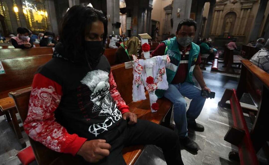 A la catedral, en Toluca, llegaron varias familias para presenciar la misa por el Día de la Santa Cruz. Foto: Jorge Alvarado / EL UNIVERSAL