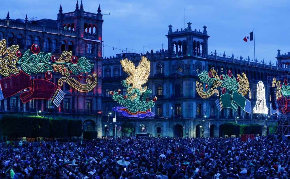 Encendido del alumbrado patrio colocado en el Zócalo de Ciudad de México, el 15 de septiembre de 2026. Foto: Diego Simón Sánchez / EL UNIVERSAL