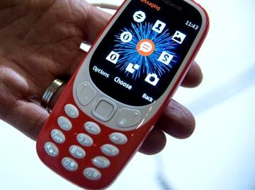 "Teléfonos tontos": el resurgir de los celulares no inteligentes
