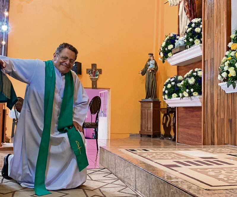 El sacerdote michoacano José Luis Segura Barragán reconoce que debido a su rechazo a la delincuencia es un milagro que siga con vida en la Tierra Caliente.