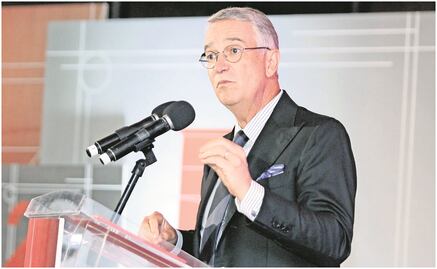 Salinas Pliego analiza conveniencia de comprar a Banamex