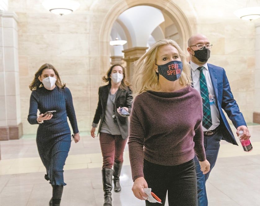 La congresista republicana Marjorie Taylor Greene, ayer antes de la votación en la Cámara Baja sobre su destino en dos comités; es la mayor exponente de la llegada de las teorías de la conspiración de QAnon. Foto: ANDREW HARNIK. AP