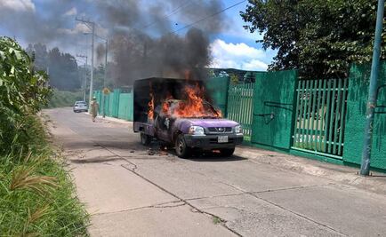 Ingresan a PGJE a normalistas detenidos; queman camioneta