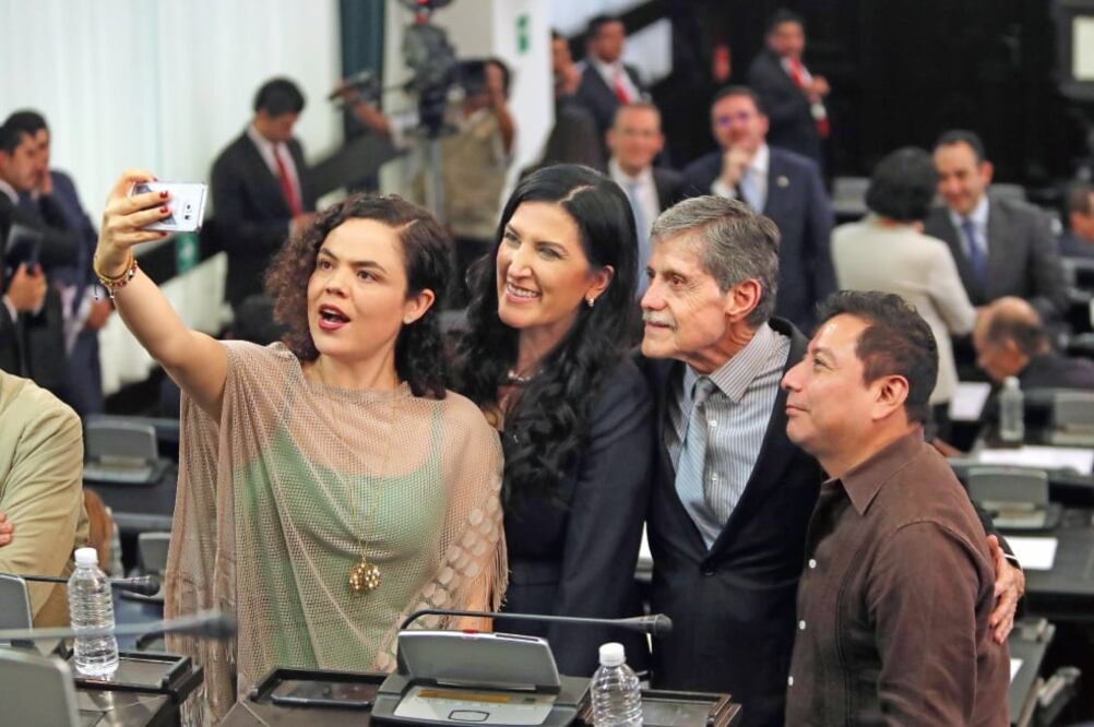 Mariana Gómez del Campo y Kenia López del PAN se toman una selfie con Héctor Bonilla y Mardonio Carballo de Morena, ayer durante los trabajos de instalación de la Asamblea Constituyente de la Ciudad de México (LUCÍA GODÍNEZ. EL UNIVERSAL)