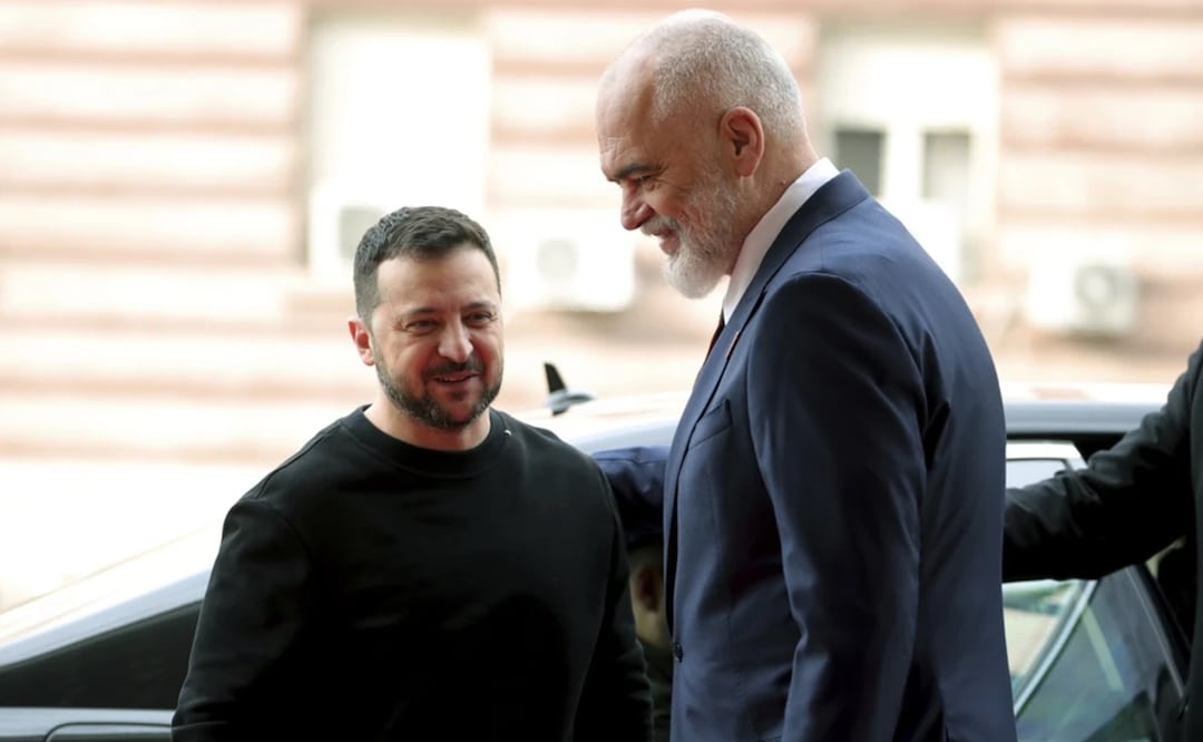 El primer ministro de Albania, Edi Rama, a la derecha, recibe al presidente de Ucrania, Volodimir Zelensky, antes de su reunión en Tirana, Albania. Foto: AP