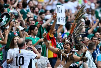 Sacan del estadio a dos aficionados mexicanos por gritar "Ehh pu..."