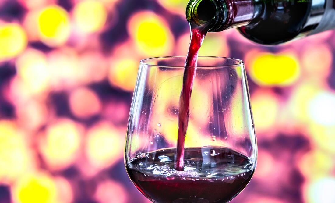 El consumo moderado de vino tinto forma parte de muchas rutinas, pero sus efectos reales siguen siendo investigados. Foto: Freepik