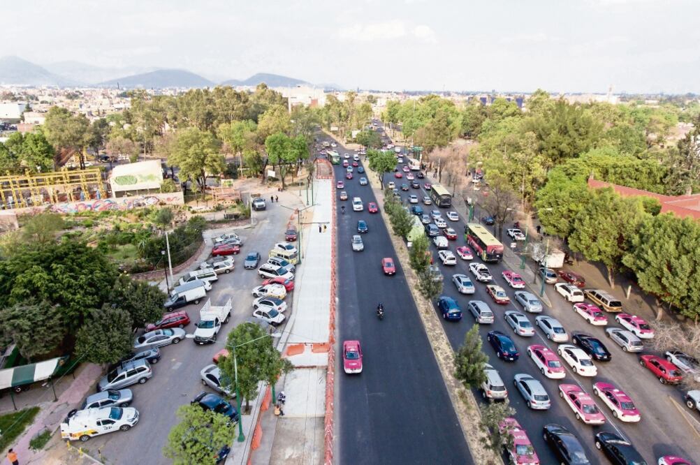 Desde hace tres semanas empezaron los trabajos de colocación de concreto hidráulico sobre calzada de Guadalupe. De acuerdo con el secretario de Obras y Servicios de la capital, Édgar Tungüí, el avance global del proyecto es de 14% (GERMAN GARCÍA)