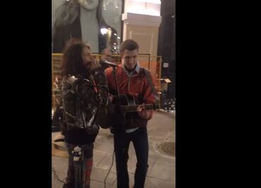 Steven Tyler canta con músico callejero
