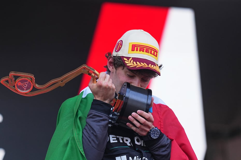 Kimi Antonelli en festejo, tras conquistar la carrera del Gran Premio de Mónaco - Foto: AP