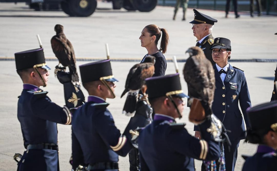 General Ricardo Trevilla Trejo, titular de la Defensa junto a la presidenta Claudia Sheinbaum durante ceremonia del 111 Aniversario de la Fuerza Aérea Mexicana (10/02/2026). Foto: Gabriel Pano / EL UNIVERSAL