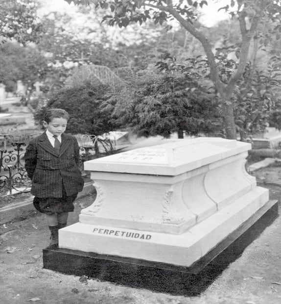 Imagen de niño posando junto a la tumba de su madre, año de 1922. Col. Carlos Villasana.