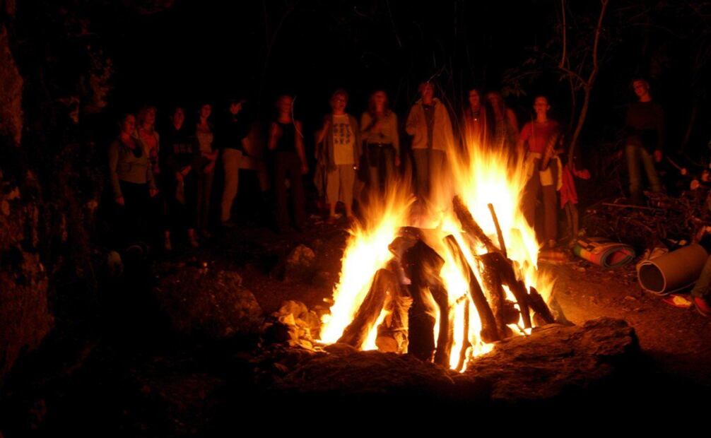 Aunque muchos asocian esta celebración con el calendario religioso, sus raíces se hunden en antiguas prácticas paganas que celebraban el solsticio de verano.
Foto: NatGio