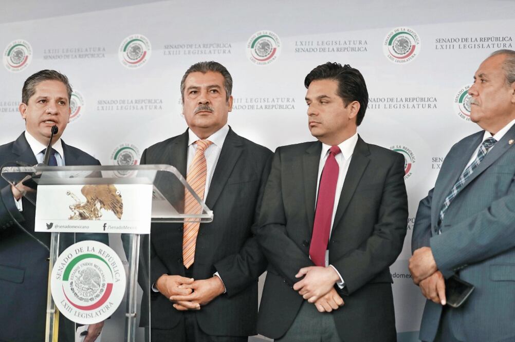 Senadores del PRD, en rueda de prensa, ratificaron la elección de Raúl Morón Orozco (segundo de izq. a der.) como coordinador del sol azteca en el Senado (ALEJANDRA LEYVA. EL UNIVERSAL)